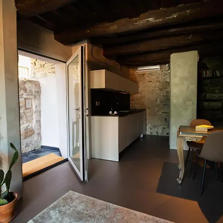 Pietralago, Con Giardino Vista